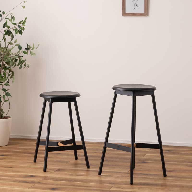 オーク無垢材×スチールの異素材ミックス｜シンプルで個性が光る北欧風ハイスツール