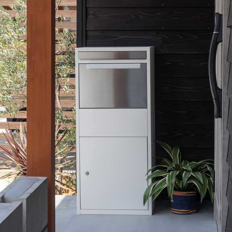 ポスト一体型宅配ボックス|玄関に馴染む安心の鍵付きデリバリー収納