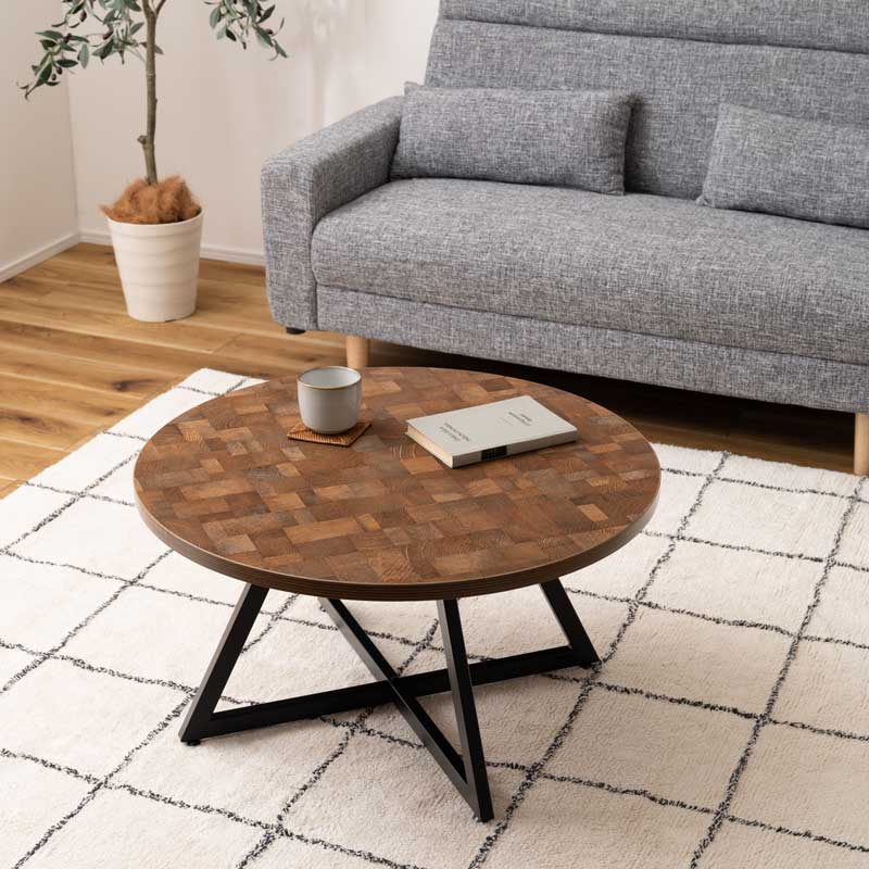 木目の表情を愉しむ円形ローテーブル｜アイアン脚で魅せるモダン空間