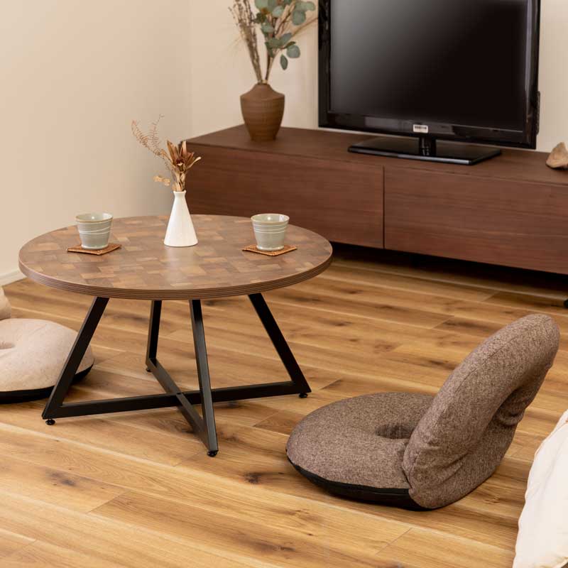 木目の表情を愉しむ円形ローテーブル｜アイアン脚で魅せるモダン空間