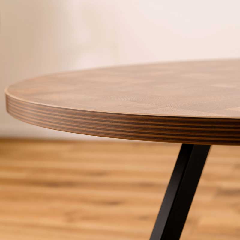 木目の表情を愉しむ円形ローテーブル｜アイアン脚で魅せるモダン空間