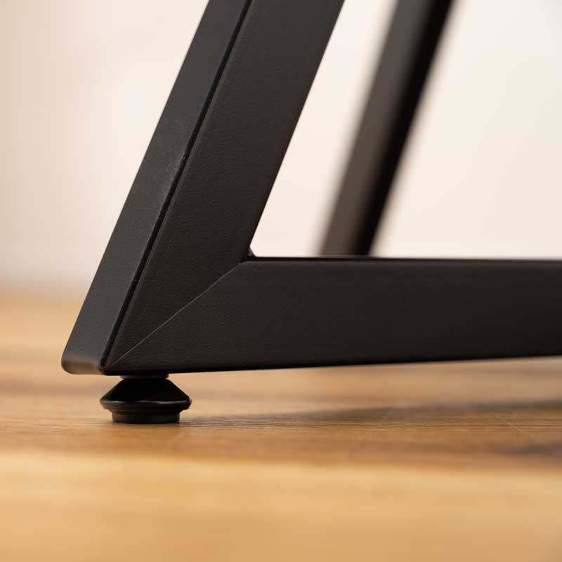 木目の表情を愉しむ円形ローテーブル｜アイアン脚で魅せるモダン空間