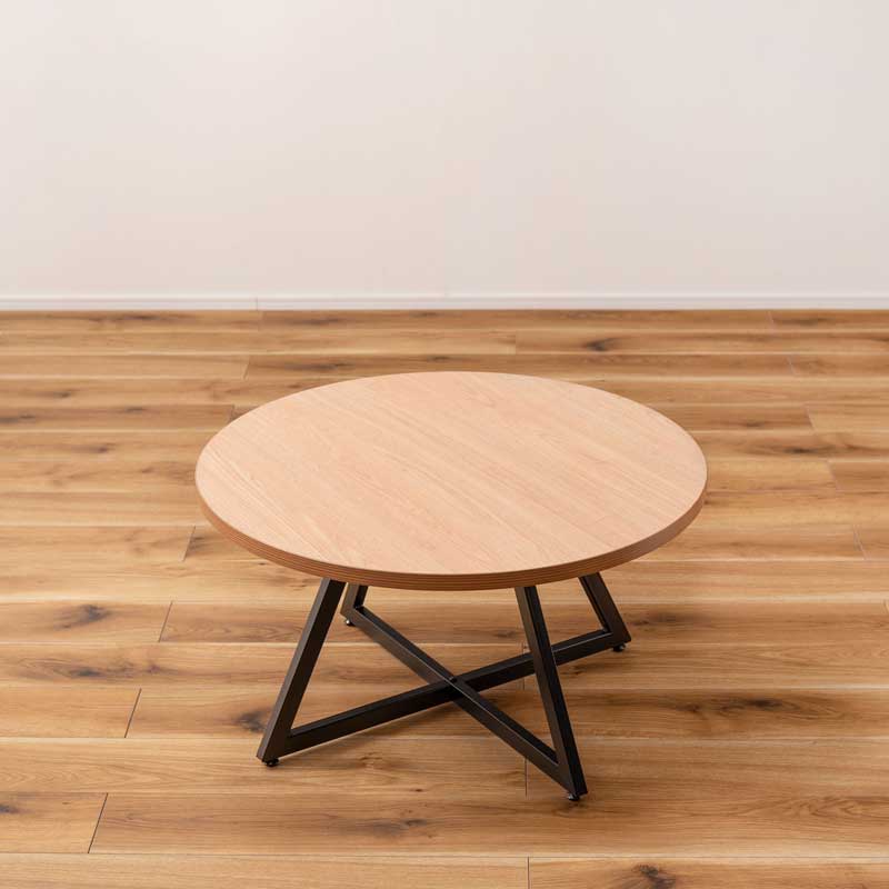 木目の表情を愉しむ円形ローテーブル｜アイアン脚で魅せるモダン空間