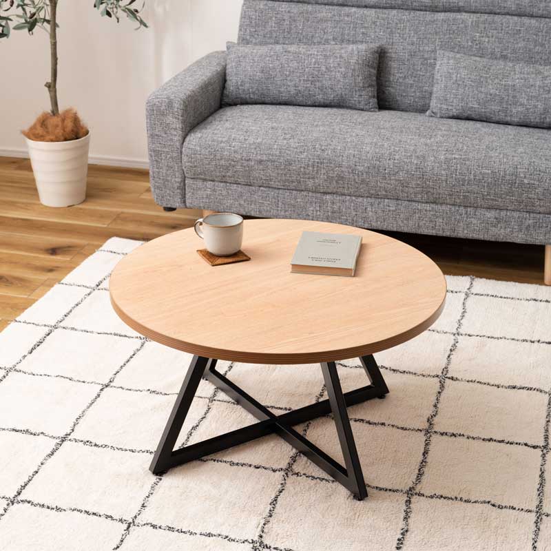 木目の表情を愉しむ円形ローテーブル｜アイアン脚で魅せるモダン空間