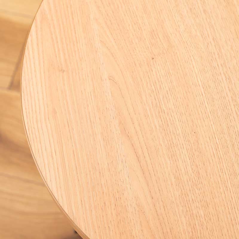 木目の表情を愉しむ円形ローテーブル｜アイアン脚で魅せるモダン空間