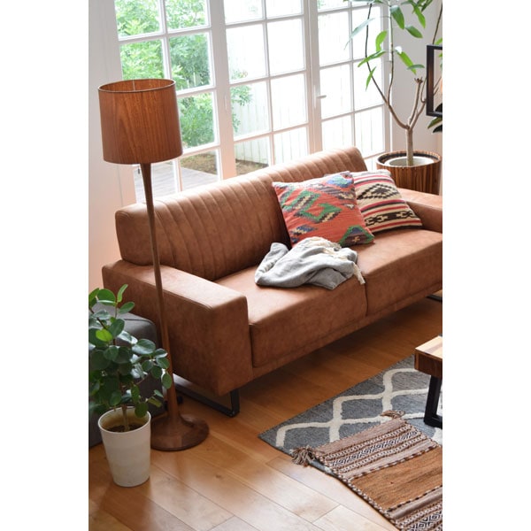 キャメル色のファブリックとスチールの脚のソファ | 3人掛け