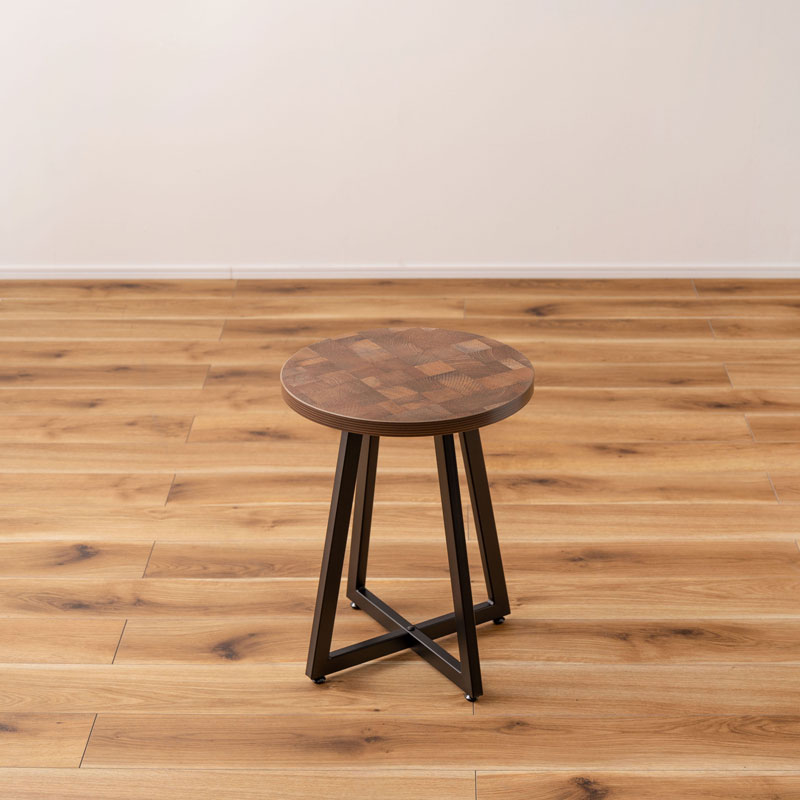 木目の表情を愉しむ円形サイドテーブルS|アイアン脚で魅せるモダン空間
