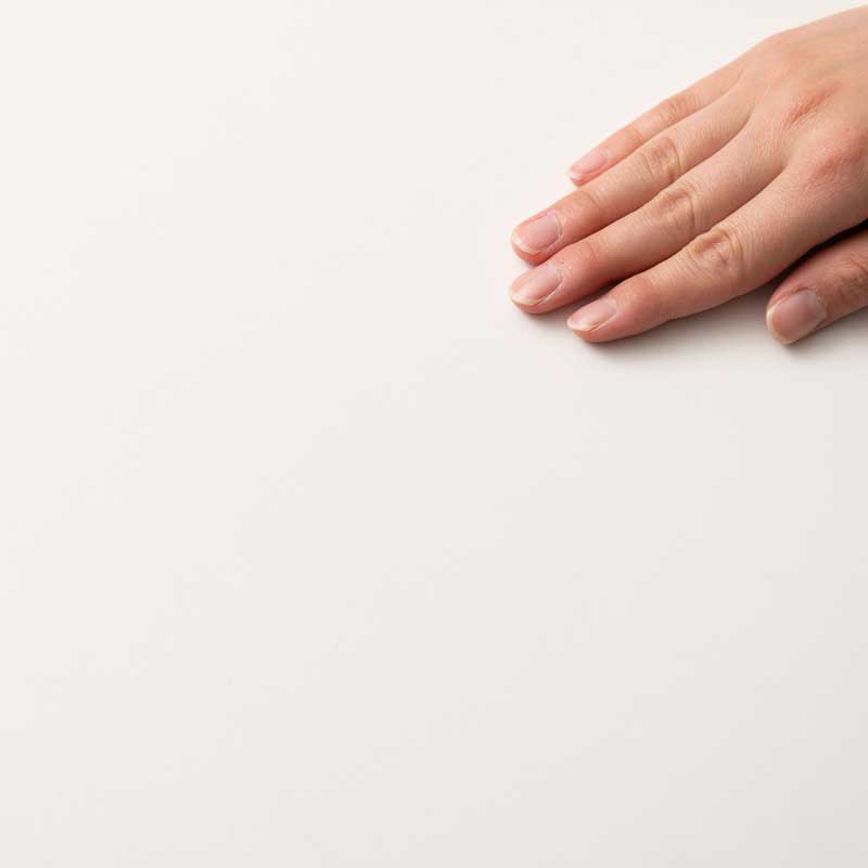 木目の表情を愉しむ円形サイドテーブルS|アイアン脚で魅せるモダン空間