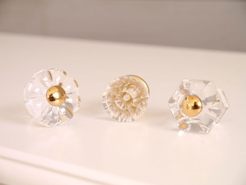 曲線を描く猫脚が印象的なチェスト|AI