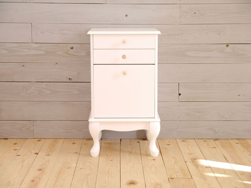 曲線を描く猫脚が印象的なチェスト|AI