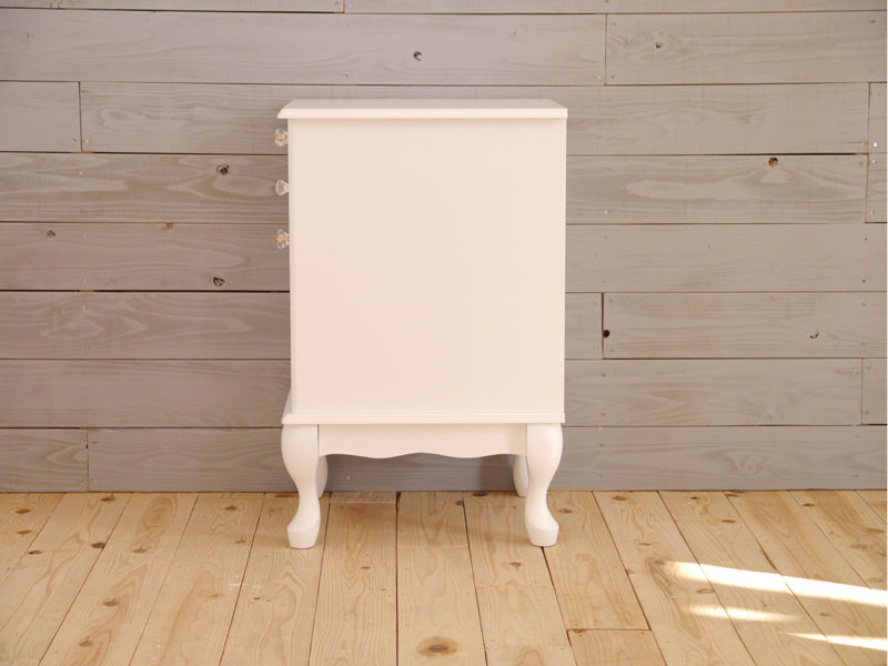 曲線を描く猫脚が印象的なチェスト|AI