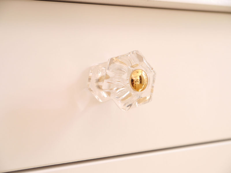 曲線を描く猫脚が印象的なチェスト|AI