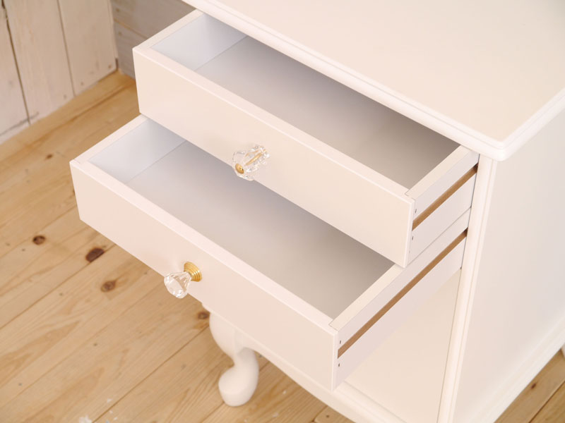 曲線を描く猫脚が印象的なチェスト|AI