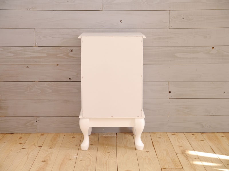 曲線を描く猫脚が印象的なチェスト|AI