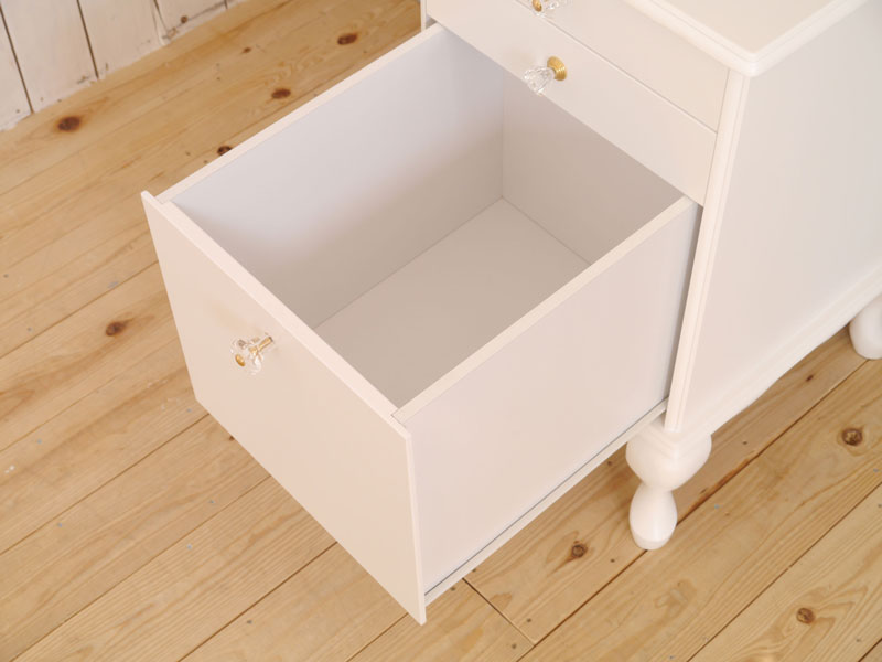 曲線を描く猫脚が印象的なチェスト|AI