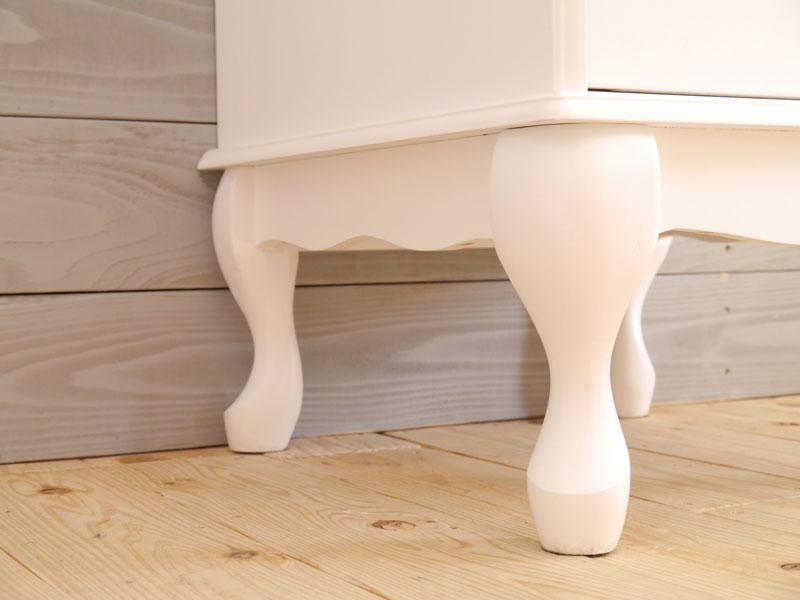 曲線を描く猫脚が印象的なチェスト|AI