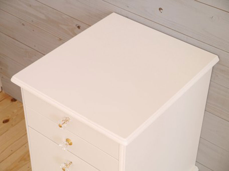 曲線を描く猫脚が印象的なチェスト|AI