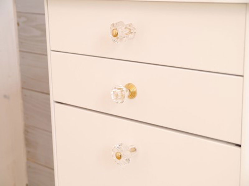 曲線を描く猫脚が印象的なチェスト|AI