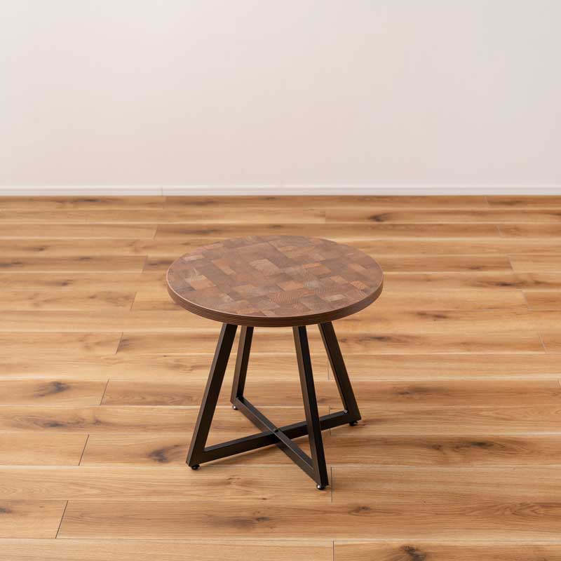 木目の表情を愉しむ円形サイドテーブルM|アイアン脚で魅せるモダン空間