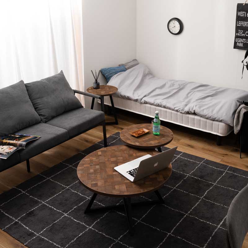 木目の表情を愉しむ円形サイドテーブルM|アイアン脚で魅せるモダン空間