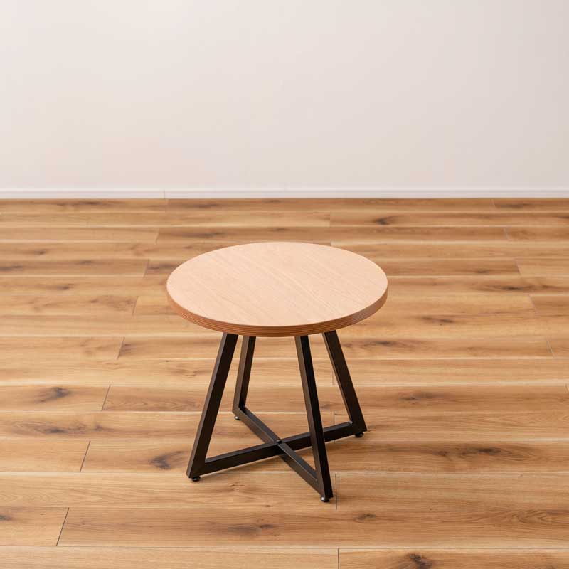 木目の表情を愉しむ円形サイドテーブルM|アイアン脚で魅せるモダン空間
