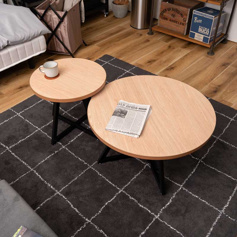 木目の表情を愉しむ円形サイドテーブルM|アイアン脚で魅せるモダン空間