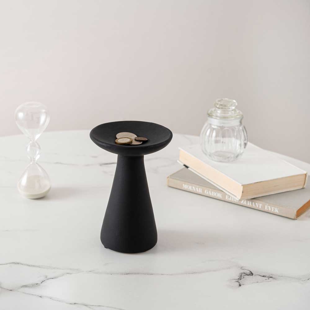 モダンシルエットのセラミックトレイ|洗練されたデザインと実用性を考えたインテリア