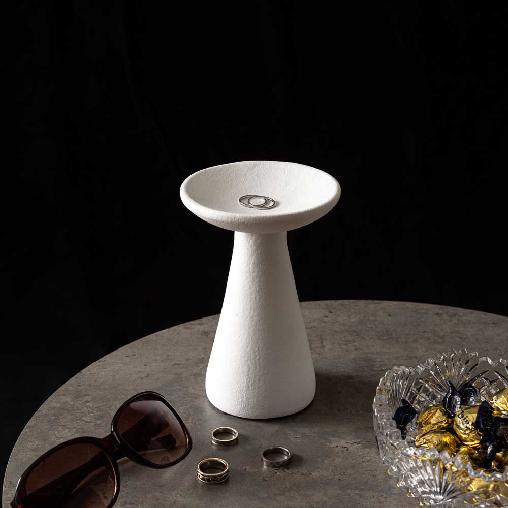 モダンシルエットのセラミックトレイ|洗練されたデザインと実用性を考えたインテリア