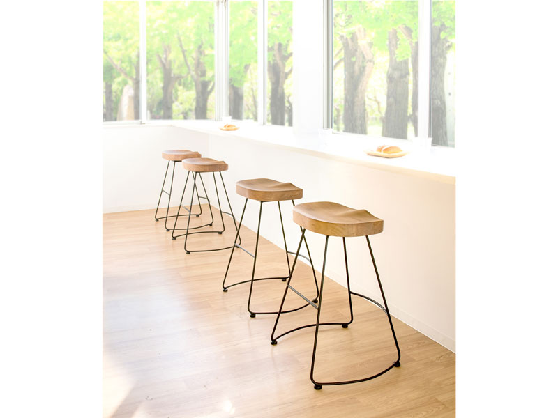 座面天然木製　デザインスツール お尻にフィットする天然木座面のスツール｜インダストリアル