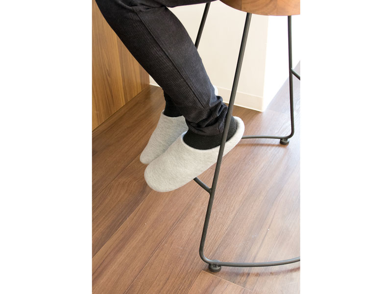 お尻にフィットする天然木座面のスツール｜インダストリアルインテリア