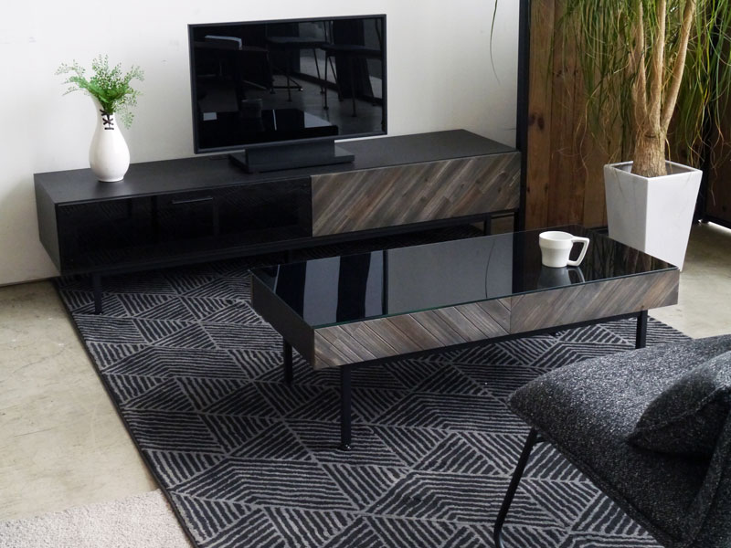 落ち着きのある色合いのリビングテーブル｜SI