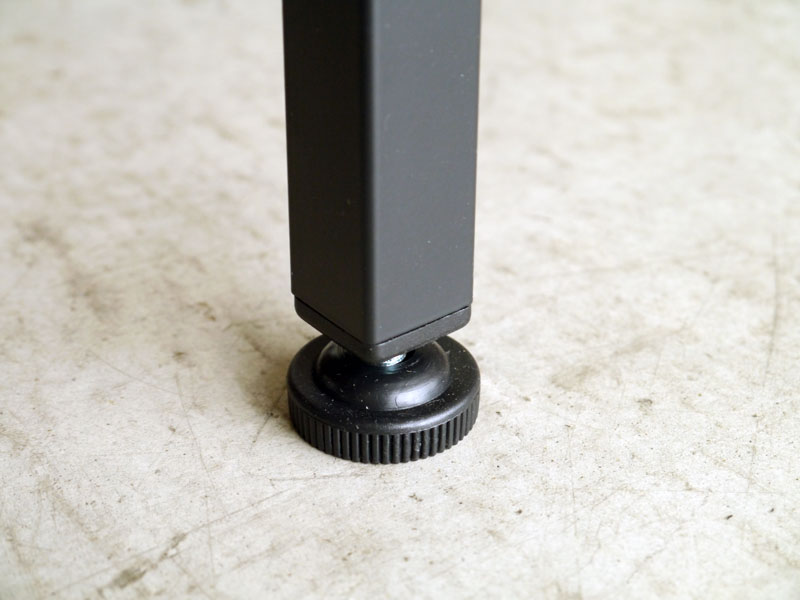 落ち着きのある色合いのリビングテーブル｜SI