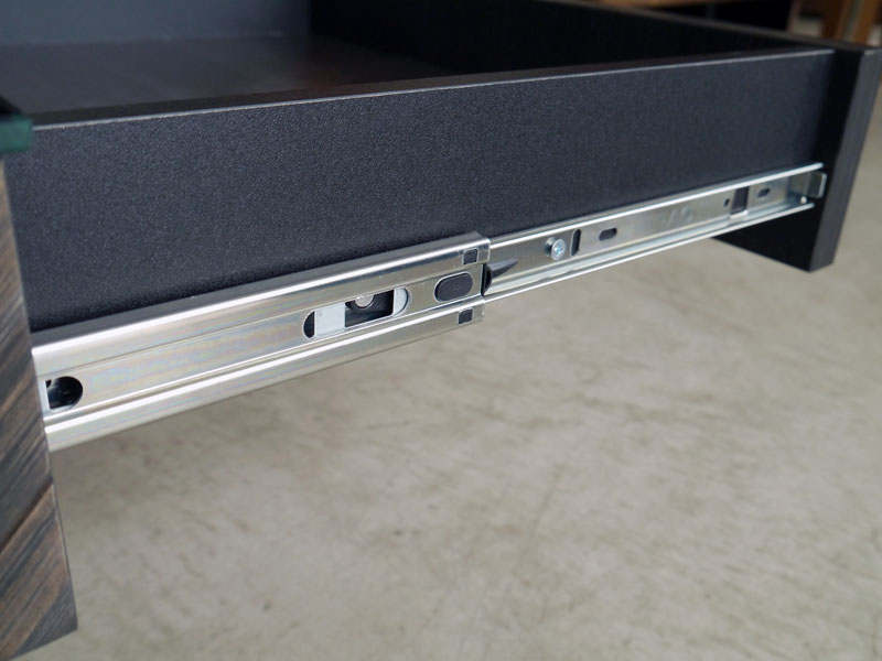 落ち着きのある色合いのリビングテーブル｜SI