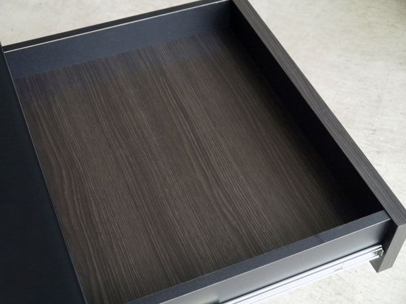 落ち着きのある色合いのリビングテーブル｜SI