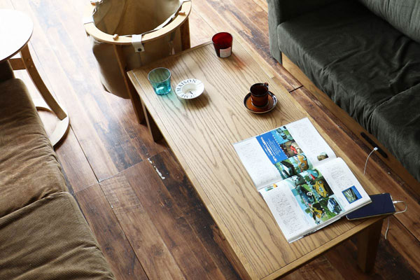 オーク材の大きな木目が高級感を感じさせるセンターテーブル | 幅90cm