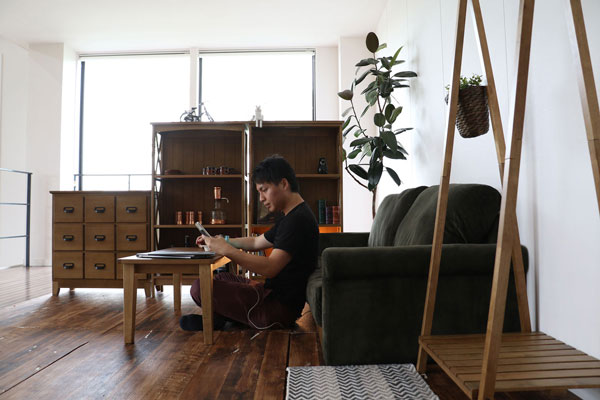 オーク材の大きな木目が高級感を感じさせるセンターテーブル | 幅90cm