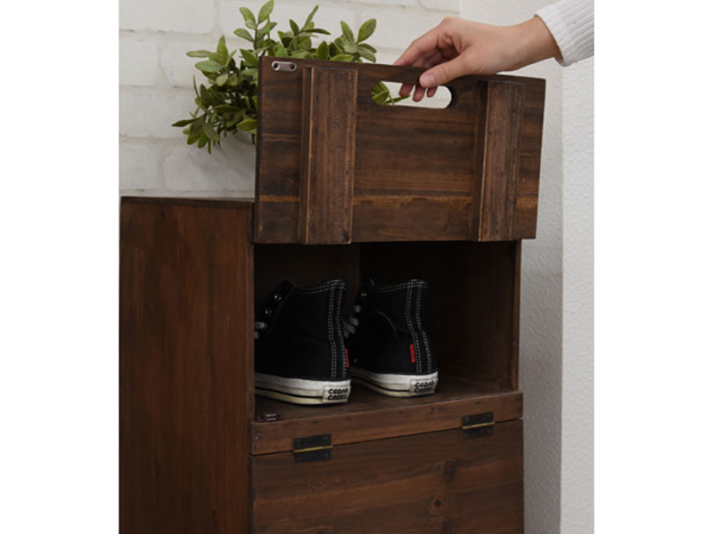 杉を使ったカフェ風のシューズラック