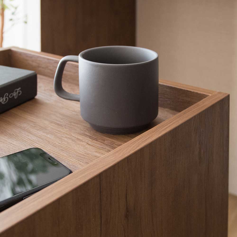 機能性とデザイン性を兼ね備えたシンプルで美しい木目調のサイドチェスト