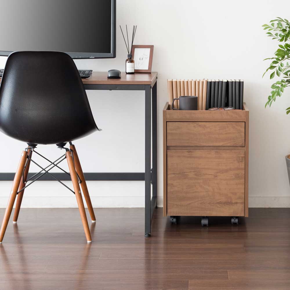 機能性とデザイン性を兼ね備えたシンプルで美しい木目調のサイドチェスト