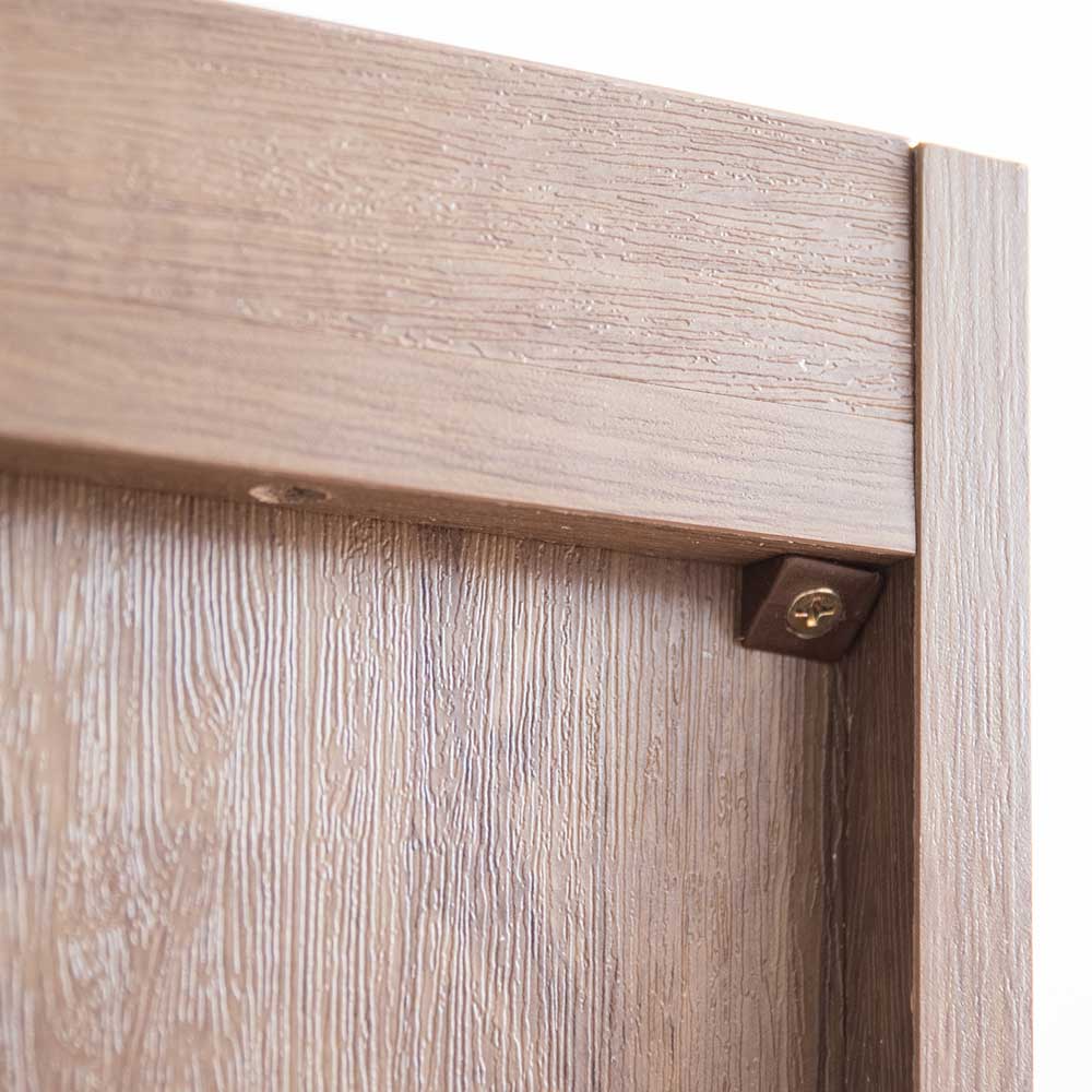 機能性とデザイン性を兼ね備えたシンプルで美しい木目調のサイドチェスト