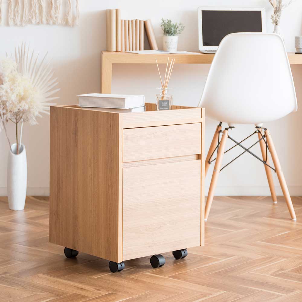 機能性とデザイン性を兼ね備えたシンプルで美しい木目調のサイドチェスト