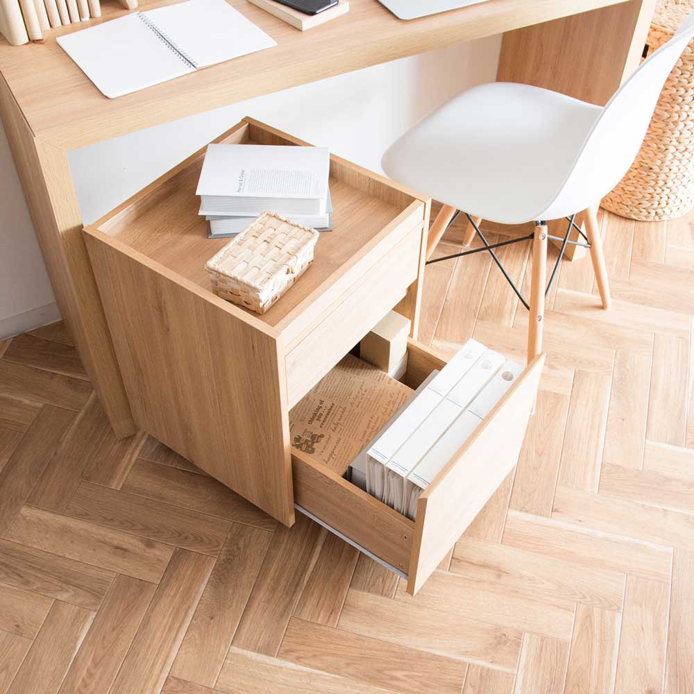 機能性とデザイン性を兼ね備えたシンプルで美しい木目調のサイドチェスト