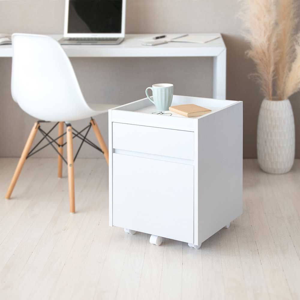 機能性とデザイン性を兼ね備えたシンプルで美しい木目調のサイドチェスト