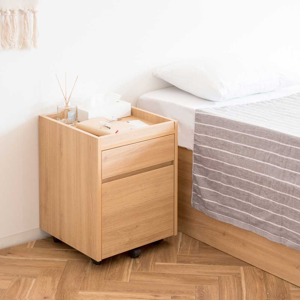 機能性とデザイン性を兼ね備えたシンプルで美しい木目調のサイドチェスト