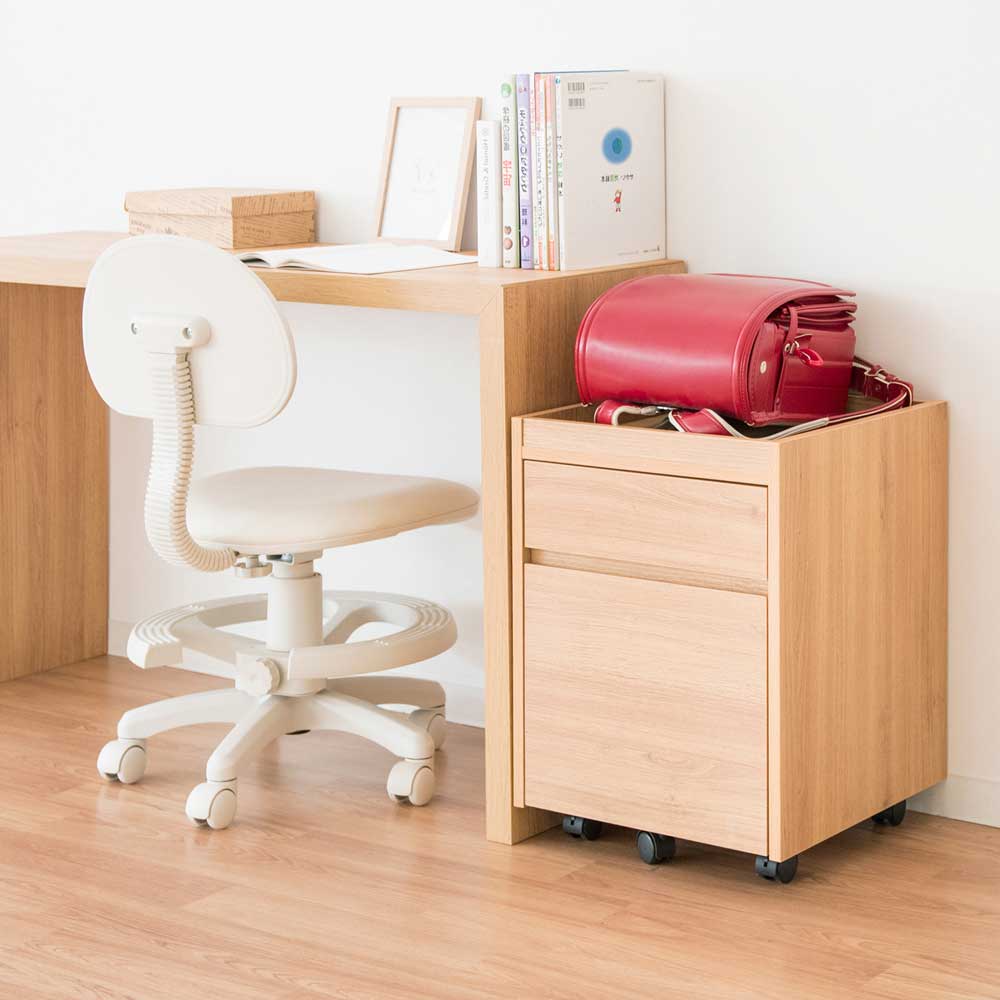 機能性とデザイン性を兼ね備えたシンプルで美しい木目調のサイドチェスト