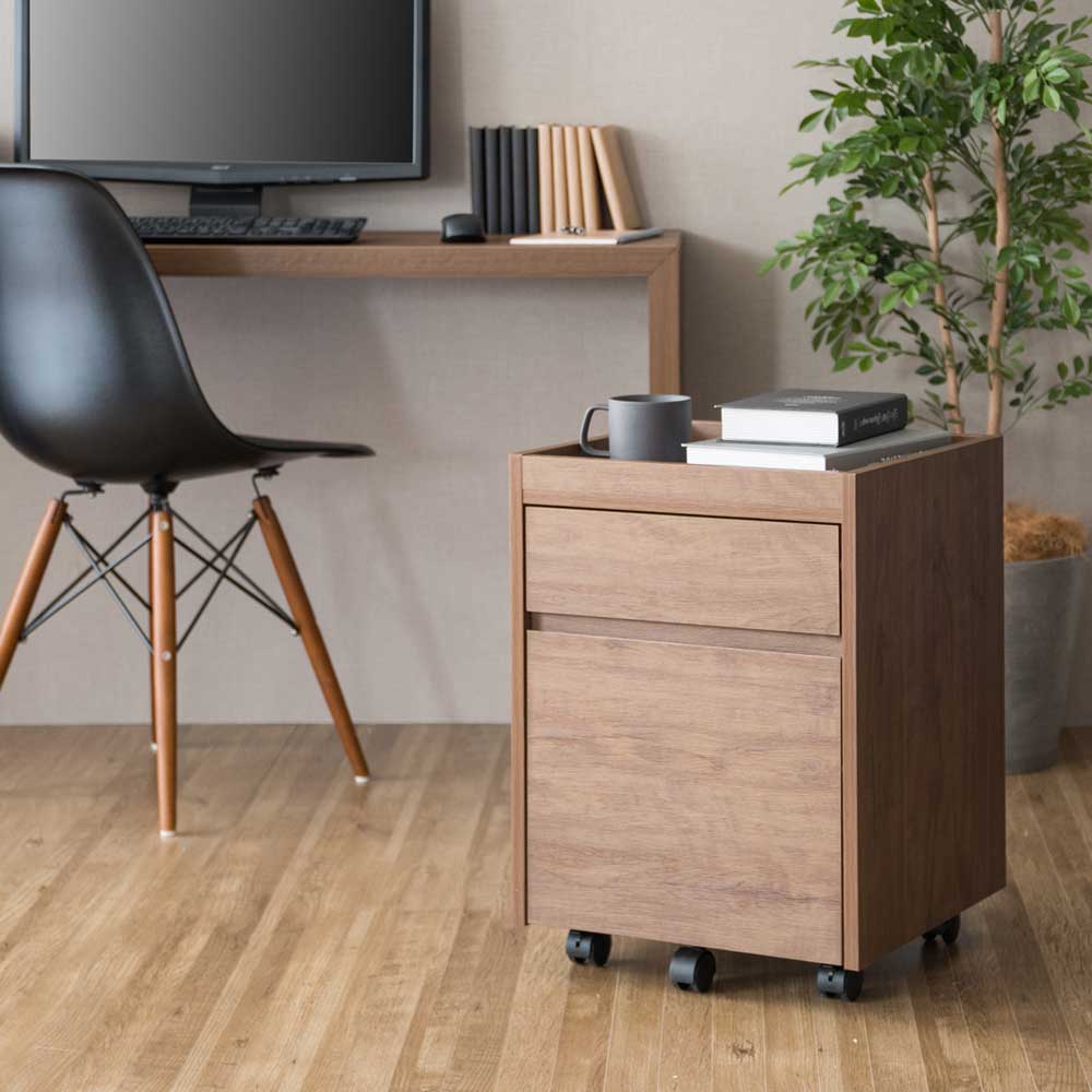 機能性とデザイン性を兼ね備えたシンプルで美しい木目調のサイドチェスト