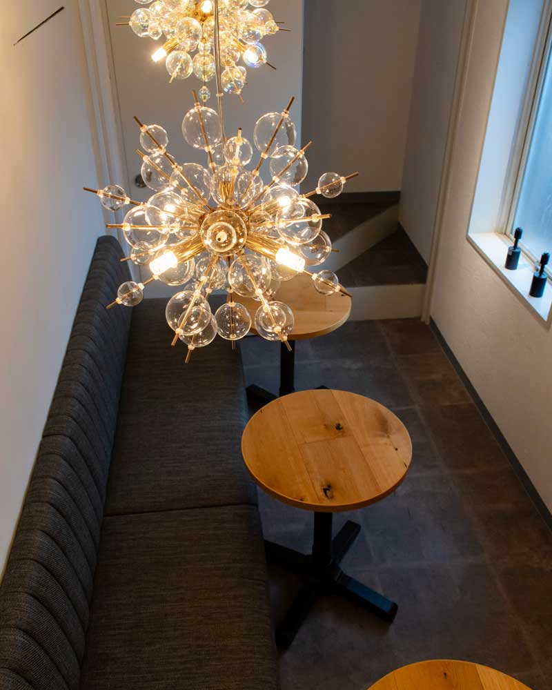 透明ガラスが舞う小ぶりバブルシャンデリア｜LEDが照らす上質モダン