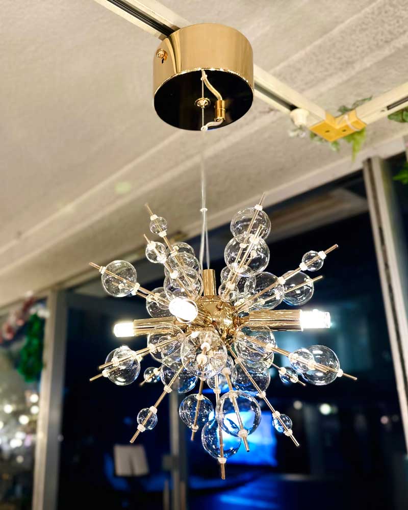 透明ガラスが舞う小ぶりバブルシャンデリア｜LEDが照らす上質モダン