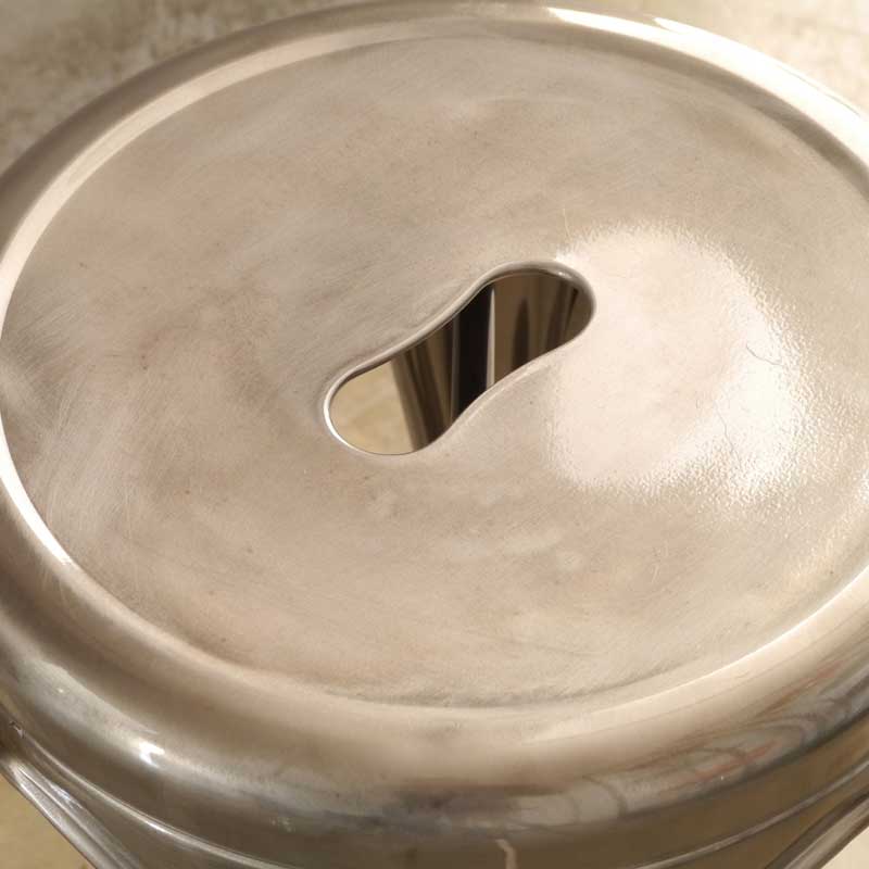 おしゃれに使えるメタルスツール｜重ねて収納できるスタッキング仕様