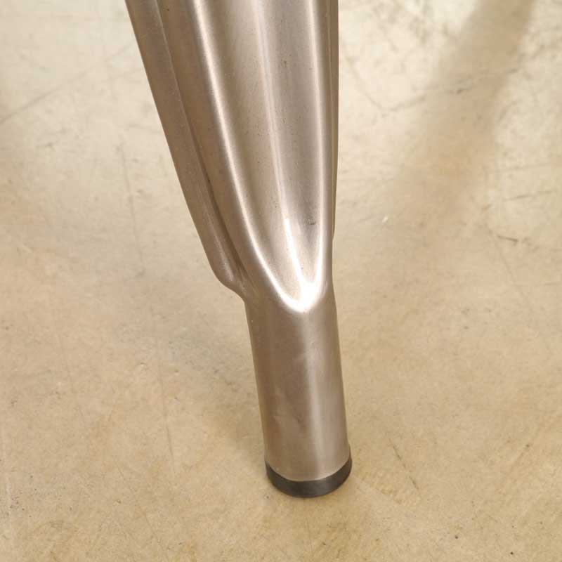 おしゃれに使えるメタルスツール｜重ねて収納できるスタッキング仕様